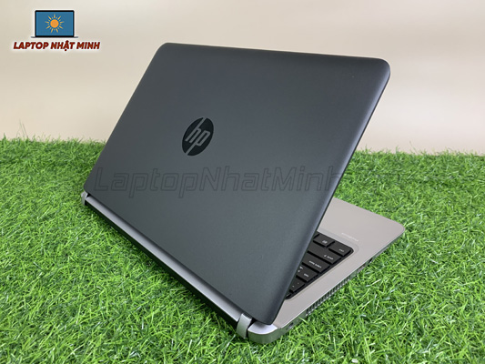 Lưng laptop HP 430 được phủ màu đen xám sang trọng
